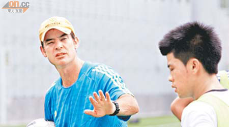 前澳洲青年軍教練科士打（左）昨開工，主持東亞運13操練。