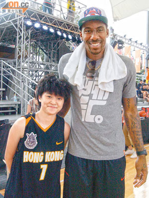 呂衍瑩（左）喜與NBA名將「A米」史杜迪米亞合照。 