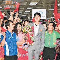 劉翔抵達大邱，受到當地華僑熱烈歡迎。