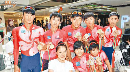 黃蘊瑤（前排左）與一班本地單車小將齊齊出席慈善活動。