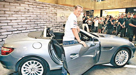 平治車手舒麥加於獅城展示新Benz。（美聯社傳真圖片）