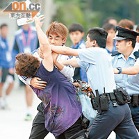 球隊職員及警員合力阻止該婦人有進一步行動。