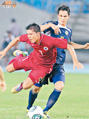 港隊前鋒陳肇麒（紅衫）畀菲律賓球員踢到飛起。圖片：足總提供
