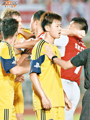 陳肇麒（右）聯賽對飛馬同對方球員爆發衝突，但避過「秋後算帳」。