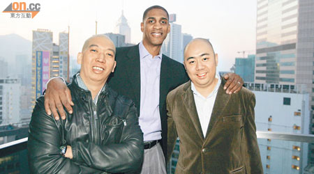 ＮＢＡ名宿史密夫訪港<br>史密夫（中）喜與賽事合作伙伴Rock Ng（左）及朱大為聚首香江。