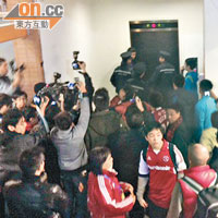 警方向搞事球迷查問，記者及其他人士在門外圍觀。