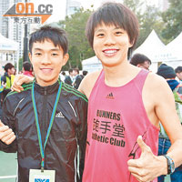 同是參加半馬拉松的紀嘉文（右）與青年組冠軍尹焯熙愈跑愈精神。