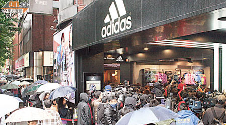 台北敦化南路adidas店外，企滿冒雨排隊搶購林書豪波衫的fans。（包克明攝）