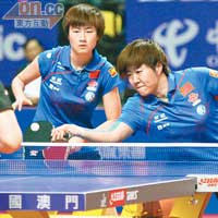 郭焱（右）及丁寧在女雙準決賽殺敗「姜吳配」。