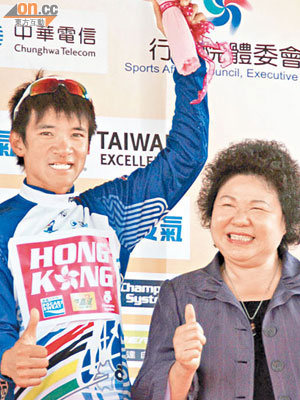 阿寶力保「亞洲最佳」，頒獎嘉賓高雄市長陳菊都豎起拇指讚好。