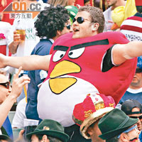 Angry Birds都欣賞欖球賽。