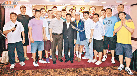 Peter日前出席豪情籃球隊晚宴，與籃總主席陳瑞添及呂少文等好友聚首。