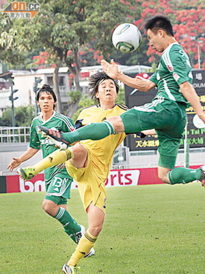 大埔陳思榮（右）「頭腳並用」，力阻飛馬劉嘉誠埋門。