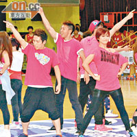賽事請來studiodanz的The Showbiz Project跳舞助興，隊員一身粉紅色裝扮配上勁歌熱舞，令現場氣氛升溫，玩得開心。