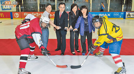 香港冰球訓練學校主席胡文新（左三）為兩支決賽隊伍主持開球禮。