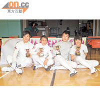 香港奧運代表（左起）梁嘉明、楊翠玲、林衍聰及其妹林衍蕙齊齊展示戰利品。