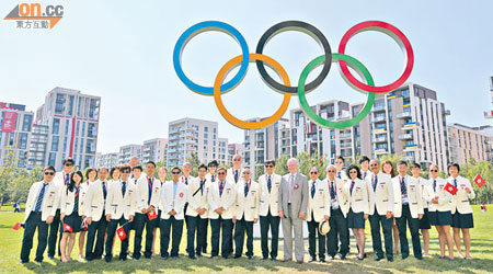 港隊職員及運動員在奧運村升旗禮後大合照。（香港奧委會提供）