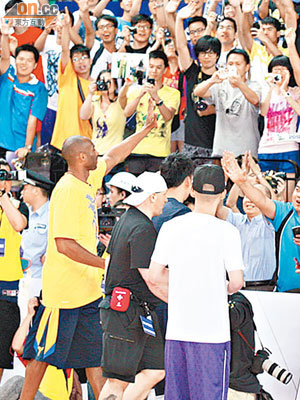 廣州球迷熱情地高叫Kobe，高比亦友善地揮手回應。