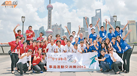 學生運動員交流團抵達上海後來張大合照。
