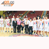 亞洲明星隊以一分險勝大中華明星隊，賽後獲嘉賓頒獎。