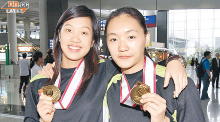 潘樂恩（左）與謝影雪展示歷史性首面超級系列賽金牌。