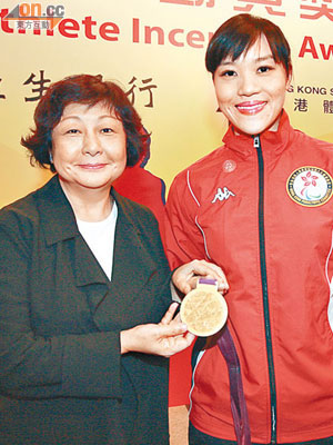 「雙金后」余翠怡（右），接受恒生銀行副董事長李慧敏祝賀。