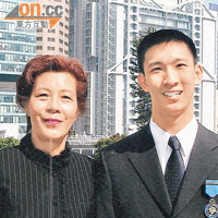 偉仔05年獲頒榮譽勳章，與媽咪盛裝出席。