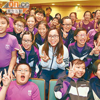 李慧詩同一班出席小版張發布會的中小學生打成一片，非常熱鬧。