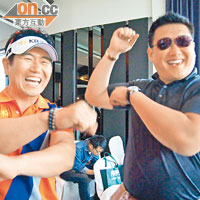 梁容銀（左）與貌似Psy嘅翻譯表演騎馬舞。