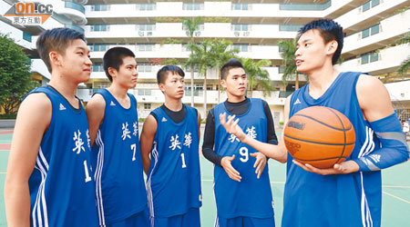 吳嘉軒（右）跟隊友分享打街頭籃球心得。