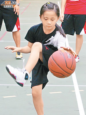 裕殷雖然得6歲，但「插花」純熟甚具籃球天份！