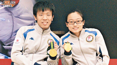 譚湜琛（左）與陳蕊莊在輪椅劍擊世界盃次天賽事，為香港再添兩面金牌。