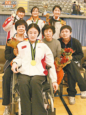 榮靜（後排右一）克服傷痛出戰，助中國隊奪得女子花劍團體賽金牌。