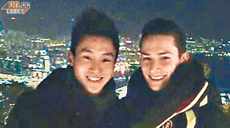 石偉雄（左）串演導遊，陪伴尼古恩上山頂欣賞世界最著名的香港夜景。