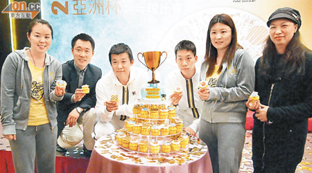 李惠芬（右一）雖離隊在即，但昨天仍與四名港將帖雅娜、唐鵬、江天一、姜華珺，以及男隊教練陳江華（左二），一同出席亞洲盃乒賽記招。