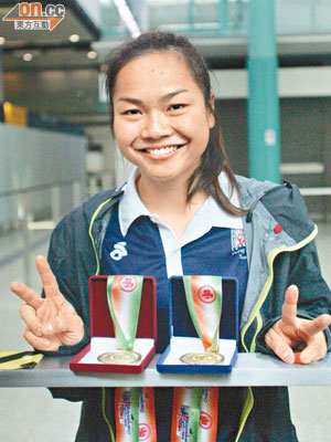 李慧詩昨凱旋返港，展示她在亞洲賽的雙金。
