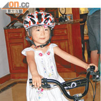 ４歲小孫女沈欣然已經開始對踩單車很有興趣。