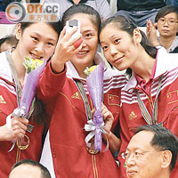 王一梅（左起）、馬蘊雯及朱婷在頒獎時忍不住自拍一番。