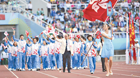 香港代表團精神奕奕步入會場。（中新社圖片）