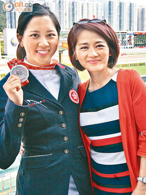 銀牌在手的賴楨敏（左），在媽咪吳夏萍身邊笑容特別燦爛。