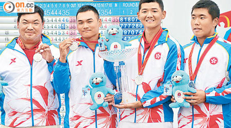 黃煥民（左起）、鄧子鏗、黑純一及楊慕天組成的高球隊為港隊增添一面銀牌。