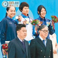 香港奧委會會長霍震霆（前排右）任單車女子500米計時賽的頒獎嘉賓。（相片由香港奧委會提供）