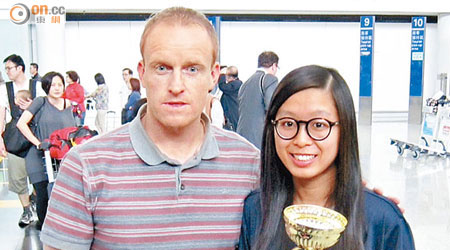 香港桌球總教練郭偉恩（左）讚賞吳安儀表現大有進步。