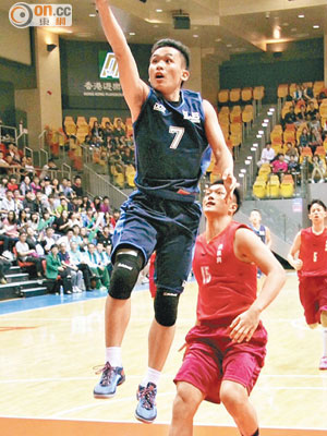桂華山球員（藍衫）多次在張振興陣地快攻得手。