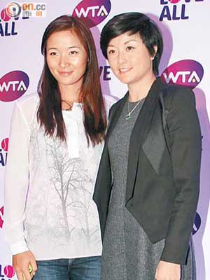 香港網球名將張玲（左）及「香港媳婦」晏紫，齊齊出席香港網賽記招。