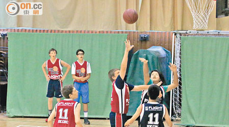 香港慈善籃球公開賽，昨在港大舉行。