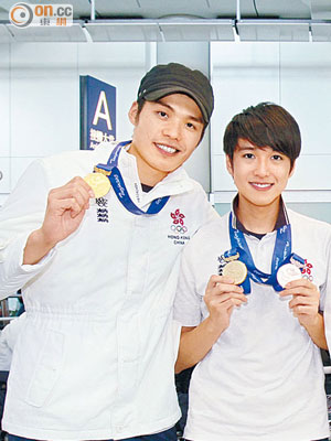 張小倫（左）與「花美男」崔浩然，同是港劍隊首奪東亞運金牌的功臣。