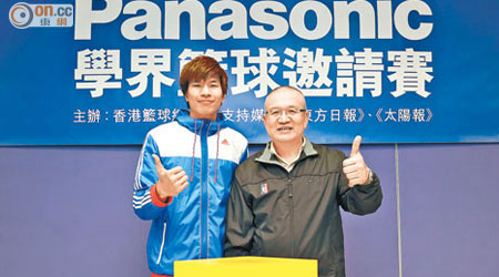 籃總主席陳瑞添（右）及鄭錦興聯手為賽事進行抽籤。
