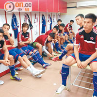 南華球員賽前在更衣室內表現神色凝重。（南華facebook圖片）