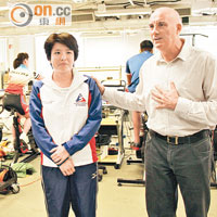 體能科學訓練中心經理霍仕培（右）與體院高級體育科學主任盧嘉琪介紹一系列的港欖科研項目。